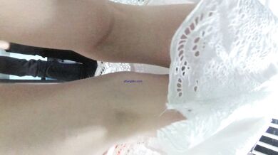 【最新极品抄底】超高质量机场地铁抄底惊现无内小美女 白嫩丰臀太紧致内内夹逼缝里了 (21)